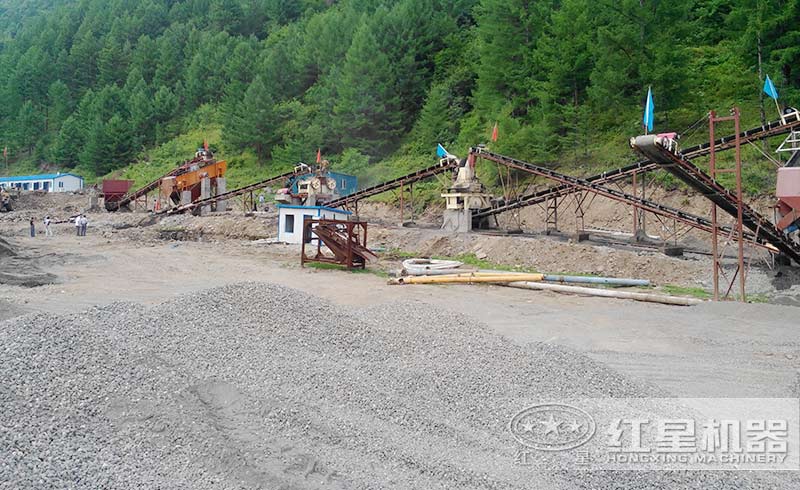 石頭制成沙子的作業現場 石頭制成沙子的作業現場