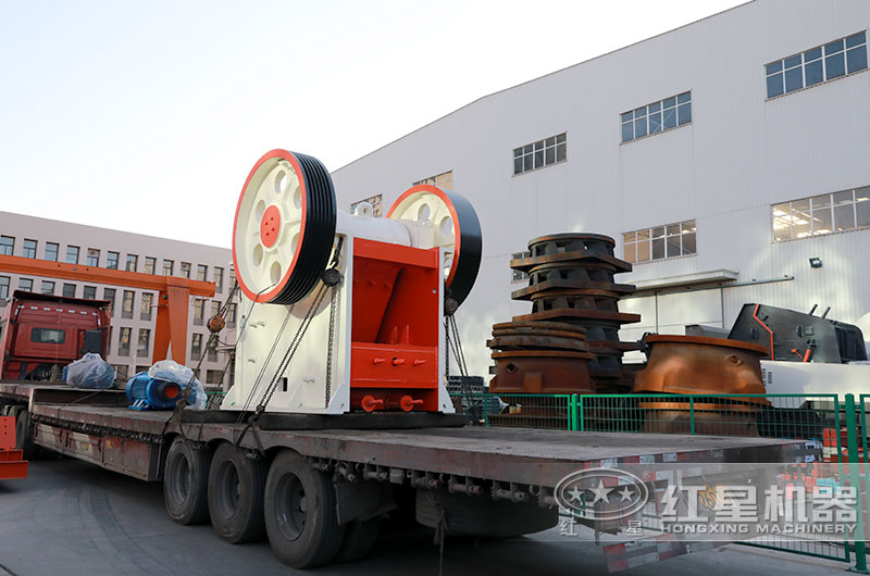 客戶訂購的顎式破碎機裝車現場 客戶訂購的顎式破碎機裝車現場