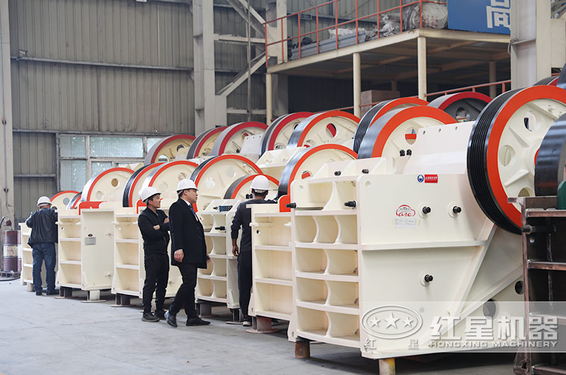 客戶來廠參觀考察顎式破碎機