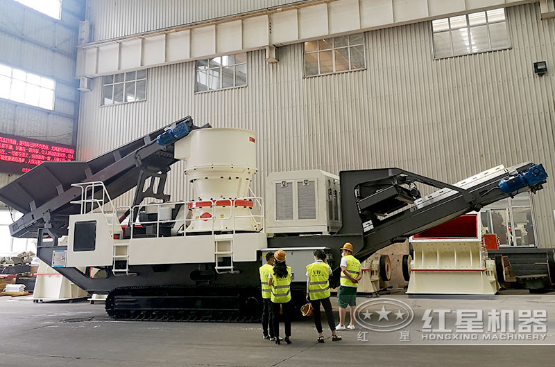 客戶來廠考察移動圓錐破碎機