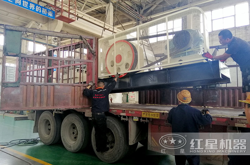 河南紅星對輥式制砂機又發貨啦！