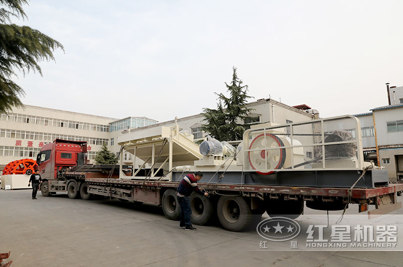 客戶訂購的雙輥式破碎機裝車發貨現場 客戶訂購的雙輥式破碎機裝車發貨現場