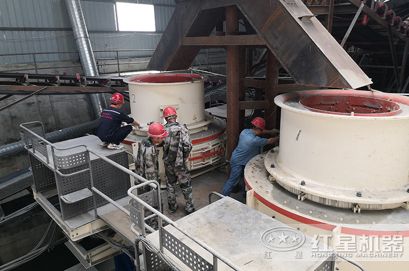 紅星技術師在用戶現場安裝調試磨沙設備中 紅星技術師在用戶現場安裝調試磨沙設備中