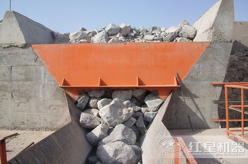 日產1萬方的石子加工廠需要配置幾臺多大型號的顎破機？